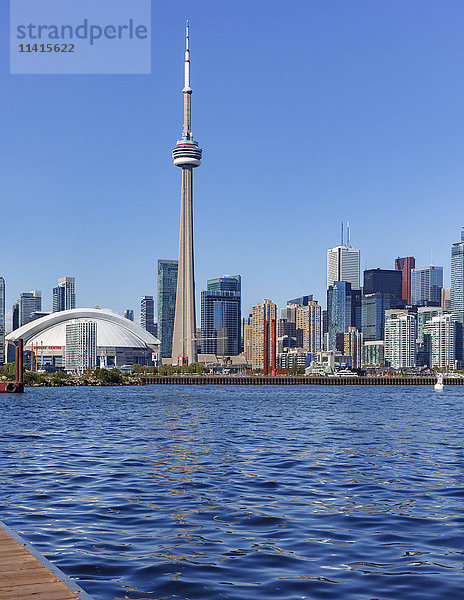 Skyline von Toronto vom Ontariosee aus gesehen; Toronto  Ontario  Kanada'.