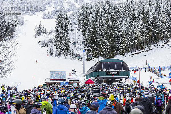 Ein Rekord an wartenden Ski- und Snowboardfahrern an der Creekside Gondola in Whistler Mountain an einem langen Winterwochenende mit Neuschnee; Whistler  British Columbia  Kanada'.