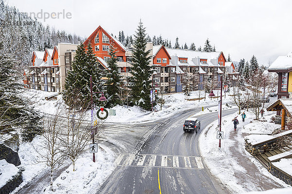 Die Creekside Village Eigentumswohnungen und der Liftzugang am Südende des Whistler Mountain in British Columbia nach frischem Schneefall; Whistler  British Columbia  Kanada'.