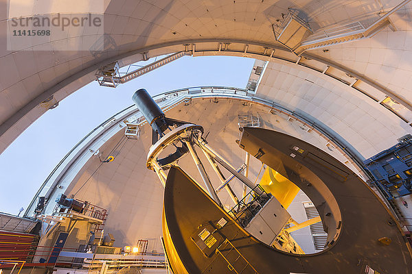 Teleskop im CFHT (Canada France Hawaii Telescope) Observatorium auf dem Mauna Kea  einem 4200 Meter hohen Berg in Hawaii; Insel Hawaii  Hawaii  Vereinigte Staaten von Amerika'.