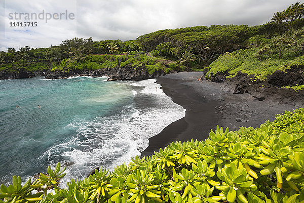 Der schwarze Sandstrand im Waianapanapa State Park; Hana  Maui  Hawaii  Vereinigte Staaten von Amerika'.