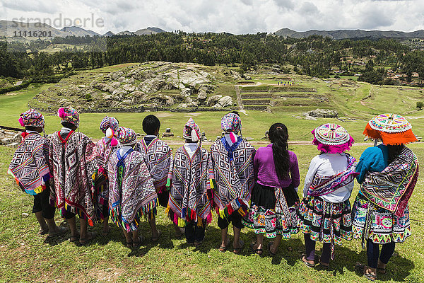 Inka-Schulkinder besichtigen die alte Inka-Hauptstadt Sacsayhuaman bei Cusco; Cusco  Peru'.