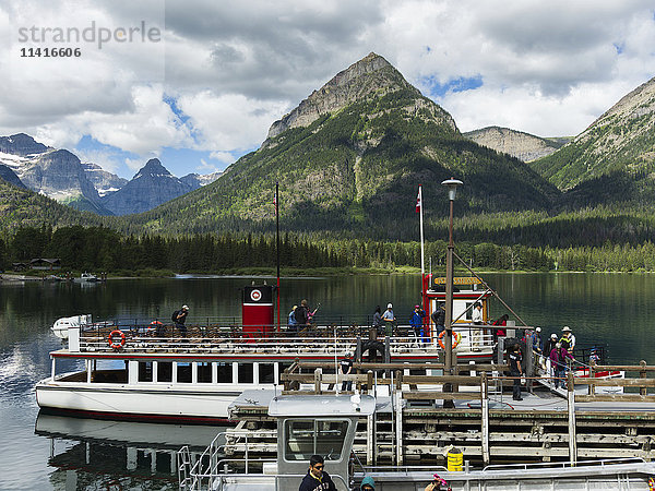 Ausflugsboot auf dem Upper Waterton Lake  Waterton Lakes National Park; Alberta  Kanada'.