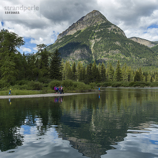 Touristen wandern entlang des Upper Water Lake  Waterton Lakes National Park; Alberta  Kanada'.