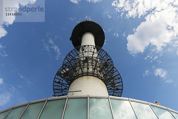 Niedriger Blickwinkel auf den N Seoul Tower; Seoul  Südkorea