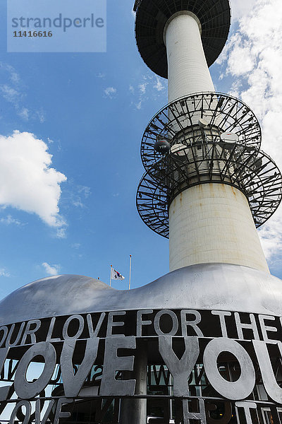 Blick von unten auf den N Seoul Tower; Seoul  Südkorea'.