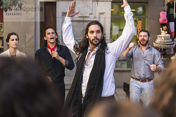 Flamencotänzer auf der Straße auf dem Alonso Cano Platz; Granada  Andalusien  Spanien'.