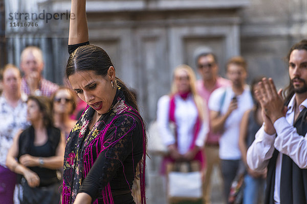 Flamencotänzer auf der Straße auf dem Alonso Cano Platz; Granada  Andalusien  Spanien'.