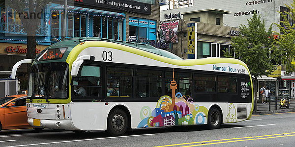 Stadtbus mit farbenfrohem Kunstwerk einer Skyline auf der Seite; Seoul  Südkorea'.