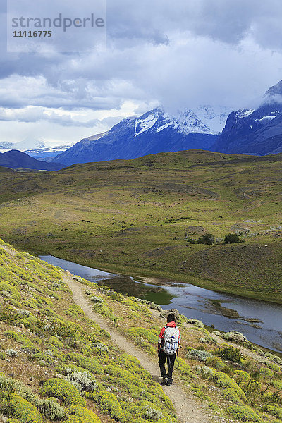 Wanderer im Torres del Paine National Park im chilenischen Patagonien; Magallanes  Chile'.