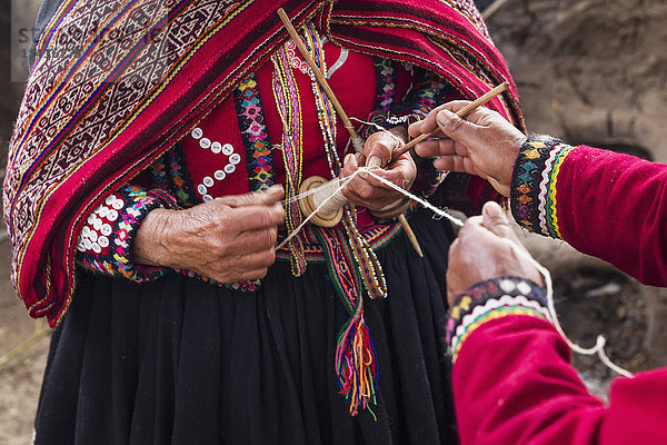 Frauen beim Spinnen von Wolle aus Vlies in der Gemeinde Amaru im Heiligen Tal  in der Nähe von Urubamba; Cusco  Peru'.