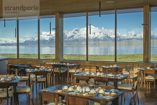 Speisesaal des Tierra Patagonia Hotel mit Blick auf den Sarmiento-See und den Torres del Paine National Park in Patagonien; Magallanes  Chile'.