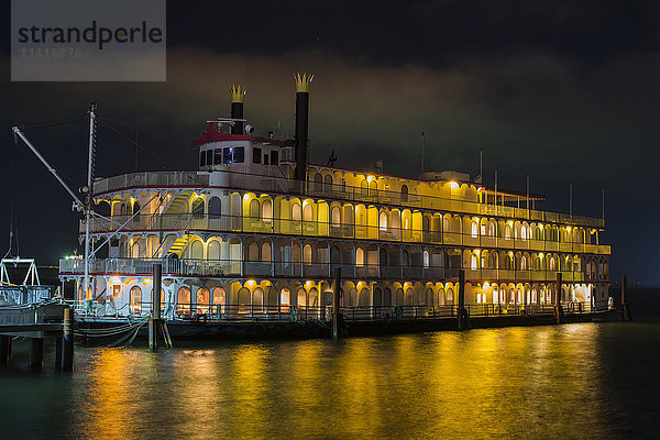 Ein Flussboot leuchtet nachts am Dock; Astoria  Oregon  Vereinigte Staaten von Amerika'.
