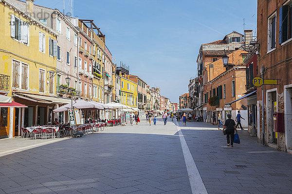 Touristen und Einheimische erkunden eine der weniger belebten Straßen in Venedig am anderen Ende der Stadt  wo es viele Restaurants und Geschäfte  aber weniger Menschen gibt; Venedig  Italien'