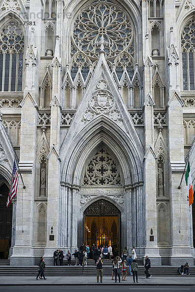 Touristen vor der Saint Patrick's Cathedral; New York City  New York  Vereinigte Staaten von Amerika'.