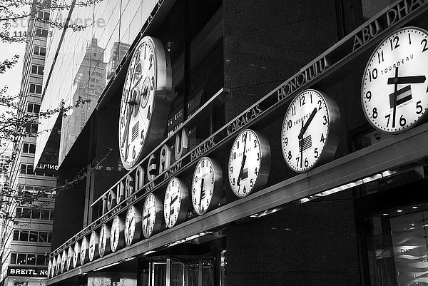 Uhren in einer Reihe  die die Zeiten auf der ganzen Welt anzeigen  East 57th Street; New York City  New York  Vereinigte Staaten von Amerika'.