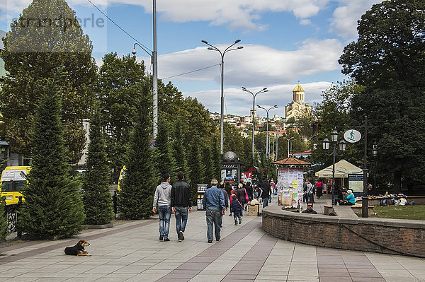 Fußgänger auf der Nikoloz-Barataschwili-Straße  in der Ferne die Kathedrale der Heiligen Dreifaltigkeit von Tiflis; Tiflis  Georgien