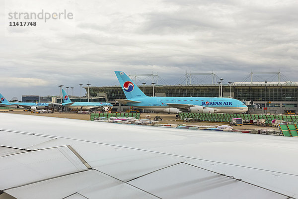 Incheon International Airport mit einem Airbus A380-800 im Vordergrund  zusammen mit anderen Flugzeugen der Korean Airways-Flotte; Seoul-Incheon  Gyeonggi Do  Südkorea'.