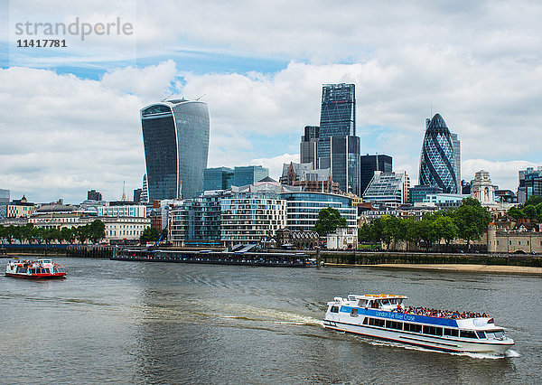Blick über die Themse auf die City of London (das Walkie Talkie-Gebäude und die Gurke  Mitte); London  England