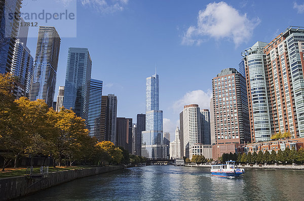 Blick auf das Stadtzentrum von Chicago vom Riverwalk am North Lake Shore Drive; Chicago  Illinois  Vereinigte Staaten von Amerika'.