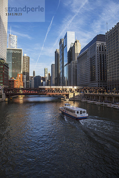 Zug der Chicago Transit Authority beim Überqueren der North Wells Street Brücke über den Chicago River; Chicago  Illinois  Vereinigte Staaten von Amerika'.