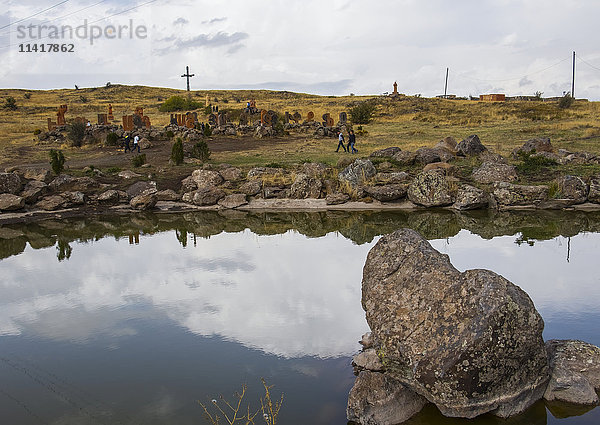 Menschen am Denkmal für das armenische Alphabet; Aparan  Provinz Aragatsotn  Armenien'.