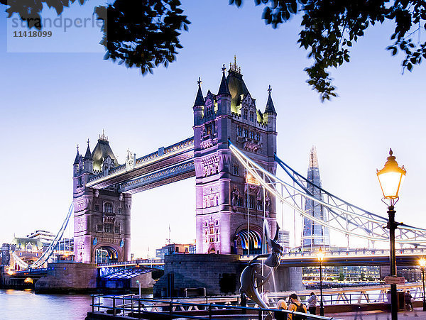 Tower Bridge  Shard und City Hall; London  England