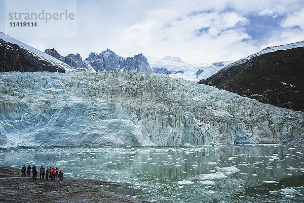 Touristen auf einem Ausflug vom Ausflugsboot zum Pia-Gletscher in Feuerland  chilenisches Patagonien; Chile'.
