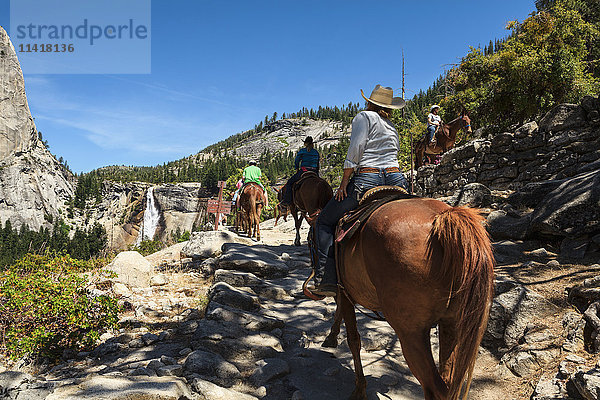Pferde und Touristen beim Trekking und Nevada Fall  Yosemite National Park; Kalifornien  Vereinigte Staaten von Amerika'.