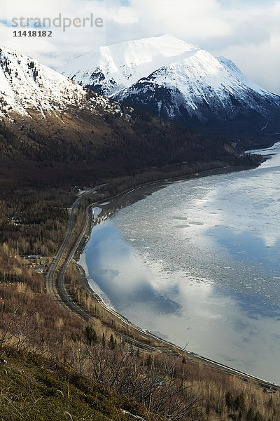 Turnagain Arm  umliegende Berge und Seward Highway von oben  mit Indianergebiet auf der linken Seite; Alaska  Vereinigte Staaten von Amerika'.