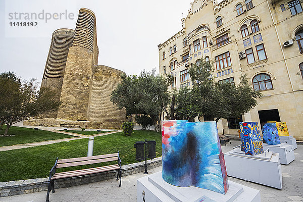 Maßstabsgetreue Modelle des Jungfernturms  gemalt von verschiedenen Künstlern  vom Jungfernturm und dem Haus von Hajinsky; Baku  Aserbaidschan
