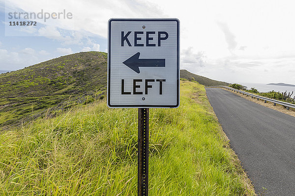 Schild 'Links halten; St. Croix  Jungferninseln  Vereinigte Staaten von Amerika'.