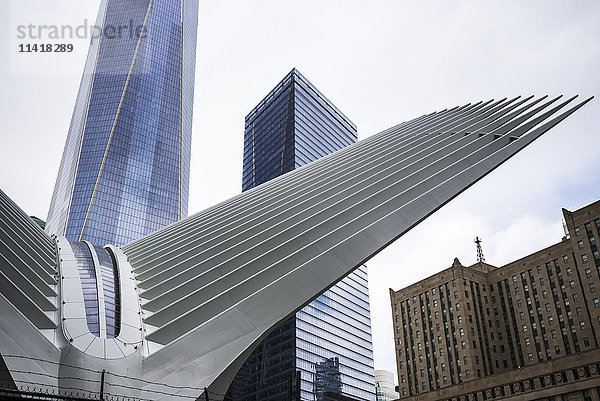 Moderne Struktur mit weißen Zacken wie Flügel  Wolkenkratzer und One World Trade Center; New York City  New York  Vereinigte Staaten von Amerika'.