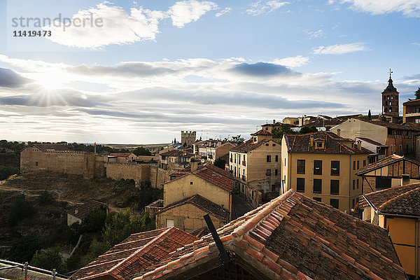 Stadtbild von Segovia  Stadtmauern und Häuser; Segovia  Kastilien-León  Spanien'.