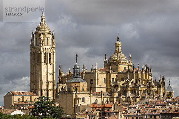 Die Kathedrale von Segovia und ihr Turm; Segovia  Kastilien-León  Spanien'.