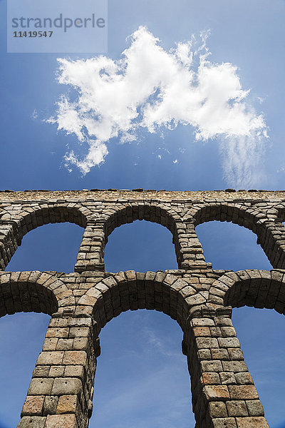Das Aquädukt von Segovia ist eines der architektonischen Symbole Spaniens  erbaut im 2. Jahrhundert n. Chr.; Stadt Segovia  Kastilien-León  Spanien'.