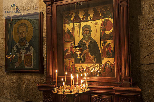 Entzündete Kerzen bei einer christlich-orthodoxen Ikone im Inneren der Svetitskhoveli Kathedrale; Mtskheta  Mtskheta-Mtianeti  Georgien'.