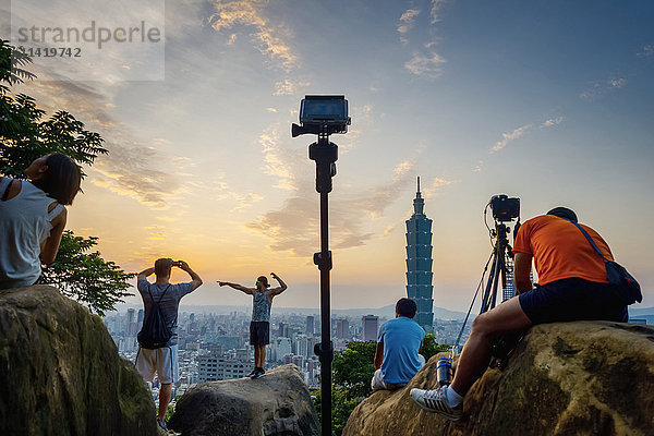 Einige Touristen fotografieren Taipeh vom Elefantenberg aus; Taipeh  Taiwan  China'.