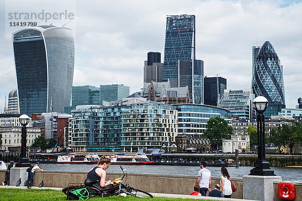 Blick über die Themse auf die Stadt London (mit der Gurke und den Walkie Talkie Gebäuden); London  England'.