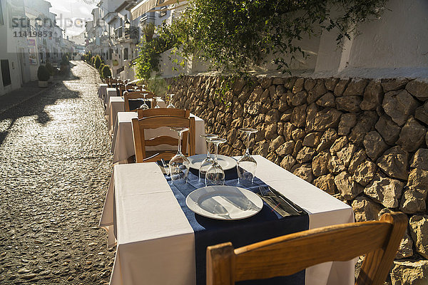 Tische zum Essen entlang einer Straße in der schönen Stadt Altea an der Costa Blanca; Altea  Alicante  Spanien'.