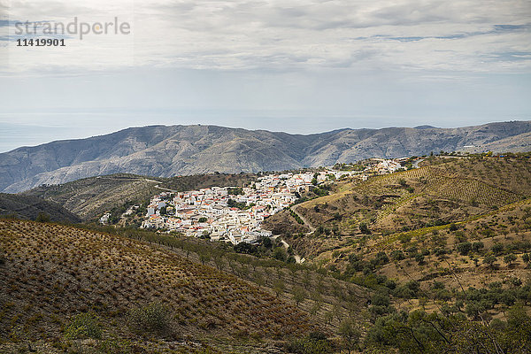 Landschaft eines Dorfes in der Alpujarra der Provinz Granada; Andalusien  Spanien'.