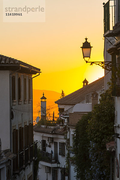 Schöner Sonnenuntergang auf den Straßen des Viertels Albaicin; Granada  Andalusien  Spanien'.