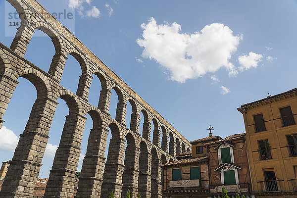 Das Aquädukt von Segovia  eines der architektonischen Symbole Spaniens  erbaut im 2. Jahrhundert n. Chr.; Stadt Segovia  Kastilien-León  Spanien'.