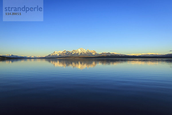 Sarmiento-See und Torres del Paine-Nationalpark im chilenischen Patagonien mit den Granitgipfeln der Cordillera Paine  dem Herzstück des Parks; Magallanes  Chile'.