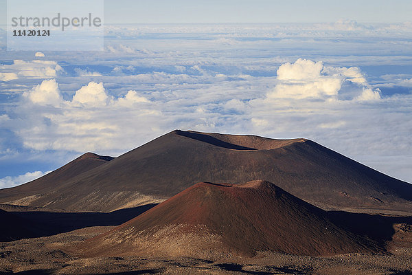 Schlackenkegel und Calderen aus alten Lavaeruptionen auf dem 4200 Meter hohen Mauna Kea  dem höchsten Berg Hawaiis; Insel Hawaii  Hawaii  Vereinigte Staaten von Amerika'.