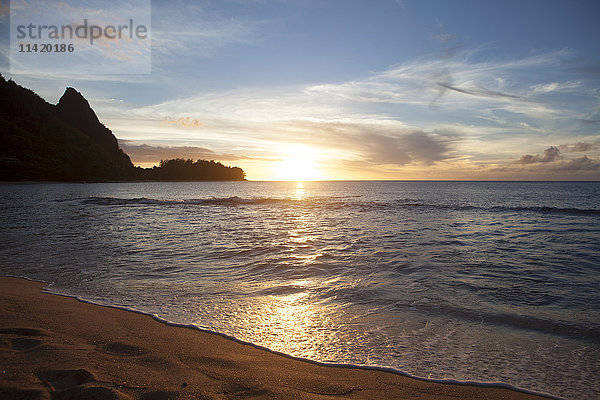 Sonnenuntergang  Tunnels Beach  auch bekannt als Haena Beach  mit Blick auf die Napali Coast  North Shore; Kauai  Hawaii  Vereinigte Staaten von Amerika'.