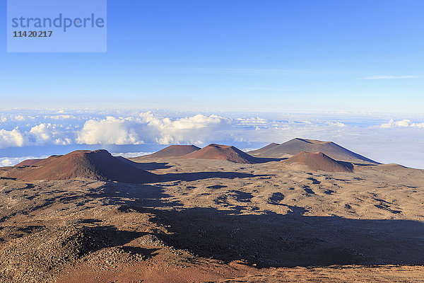 Schlackenkegel und Caldera aus alten Lavaeruptionen auf dem 4200 Meter hohen Mauna Kea  dem höchsten Berg Hawaiis; Insel Hawaii  Hawaii  Vereinigte Staaten von Amerika'.