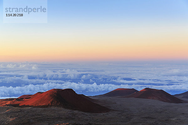 Schlackenkegel und Caldera von alten Lavaeruptionen auf dem 4200 Meter hohen Mauna Kea  dem höchsten Berg Hawaiis  bei Sonnenuntergang; Insel Hawaii  Hawaii  Vereinigte Staaten von Amerika'.