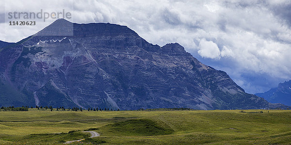 Zerklüfteter Berg unter bewölktem Himmel am Rande des Vorgebirges; Waterton  Alberta  Kanada'.