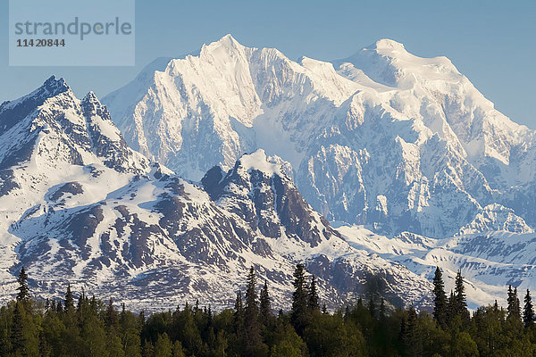 Schneebedeckte Berge der Alaska Range  fotografiert vom Denali Viewpoint South overlook area  Parks Highway; Alaska  Vereinigte Staaten von Amerika'.
